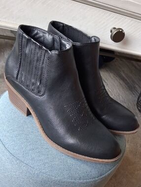 FRYE AND CO. Black Leather Ankle Booties with Wood-Tone Heel